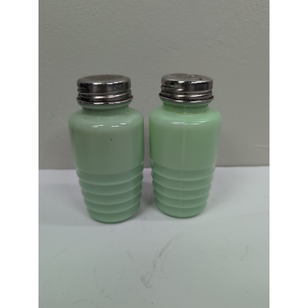 VTG - Jeannette Jade-ite‎ Beehive Salt & Pepper Shaker Set with Lids